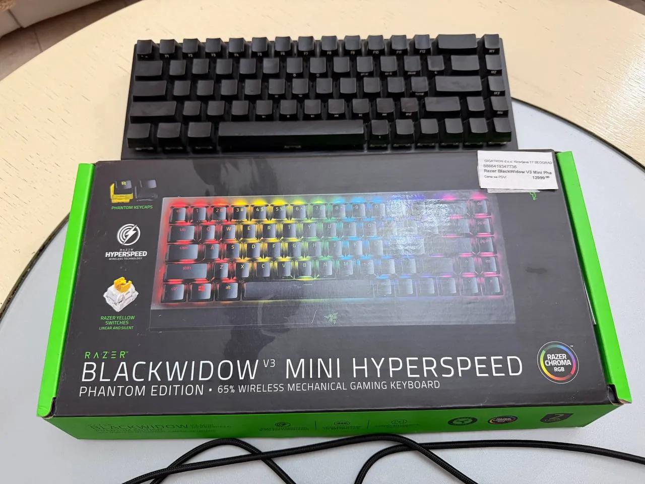 Клавиатура Razer, веб-камера Logitech и наушники Razer Белград