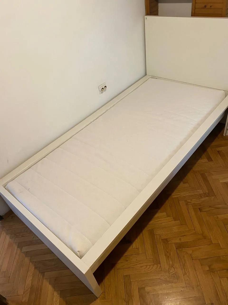 Кровать и часы IKEA, Душановац