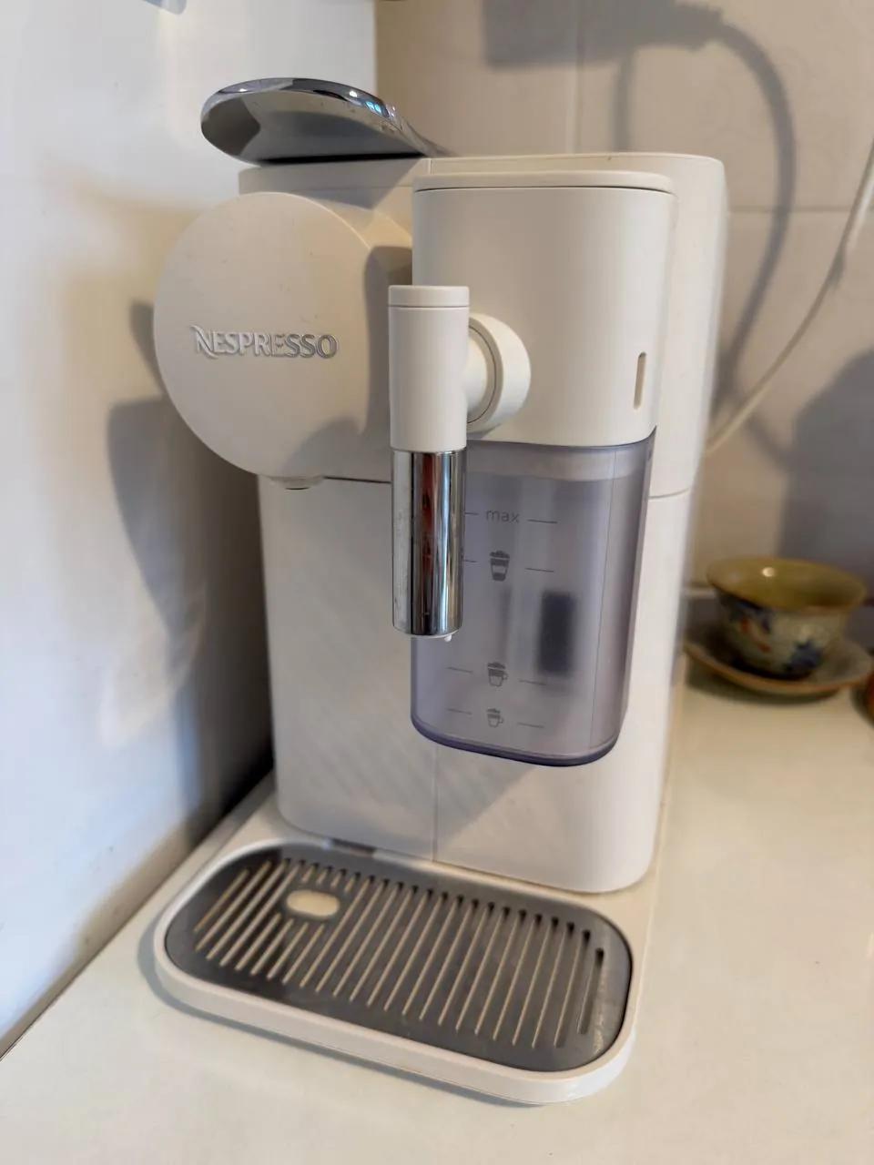 Кофемашина Nespresso Lattissima One капсульная