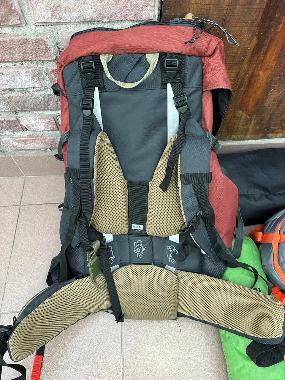 Треккинговый рюкзак Forclaz MT100 Easyfit 70 л