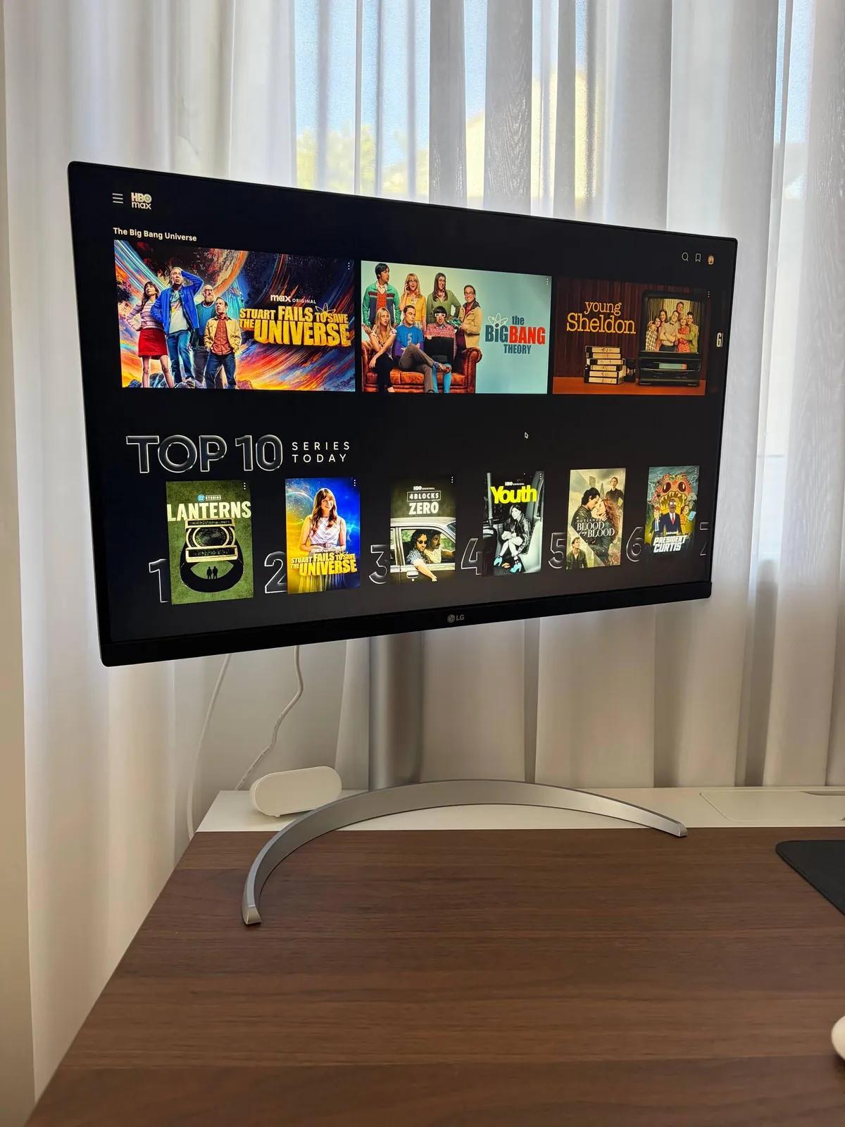 Монитор LG 4K, стол и стул IKEA Белград