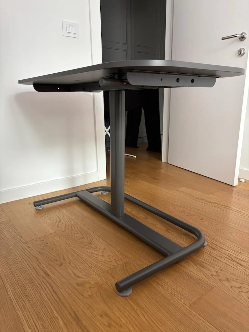 Стол IKEA SEGRARE с подъемным механизмом