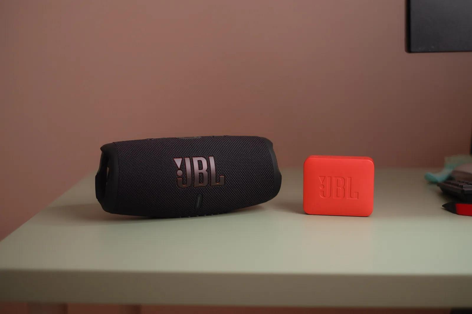 Две Bluetooth колонки JBL Charge 5 и GBL Go 2