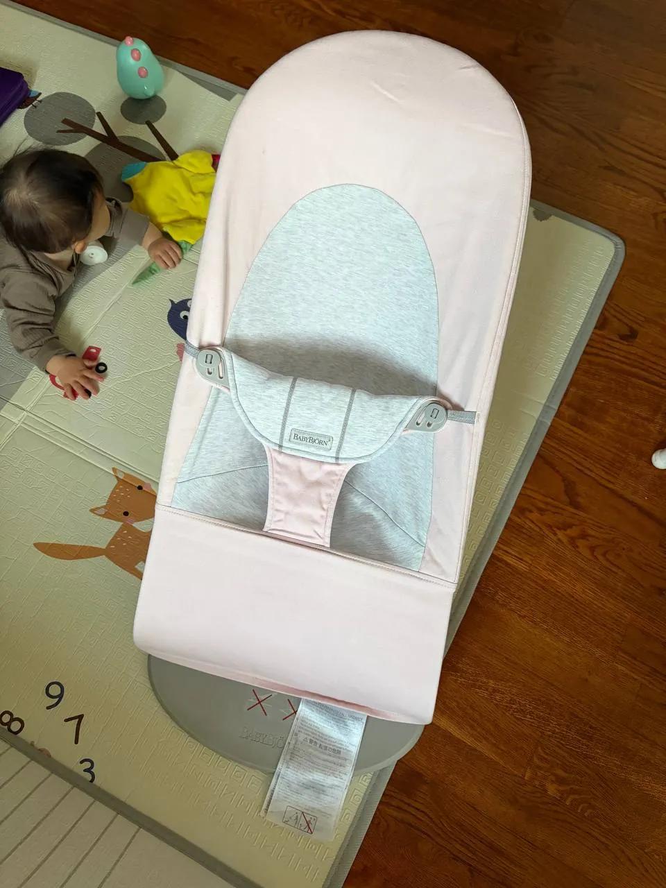 Детский шезлонг BabyBjorn серо-розовый