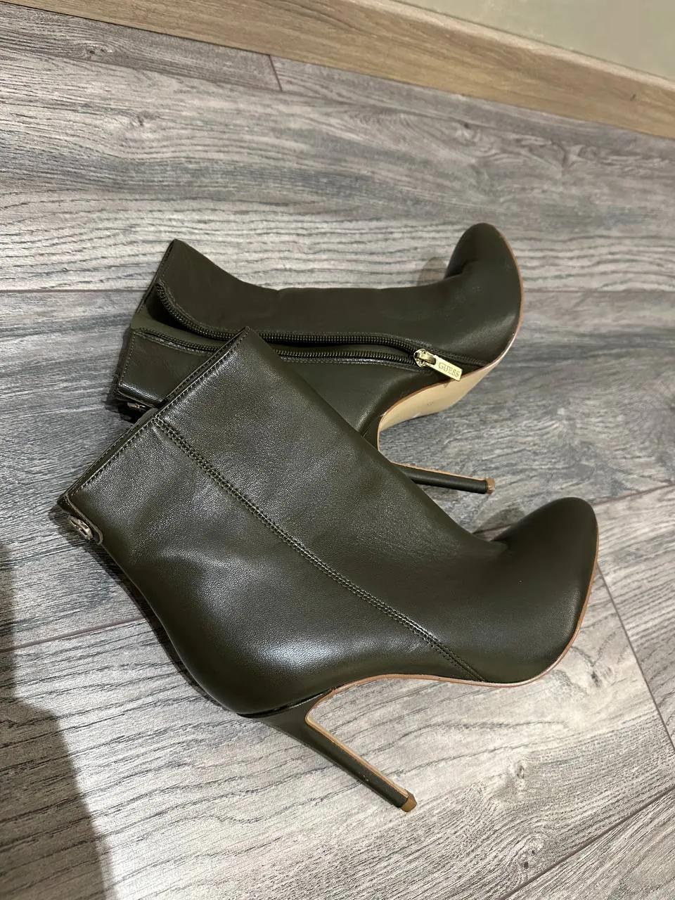 Полусапожки Guess кожаные оливковые 37