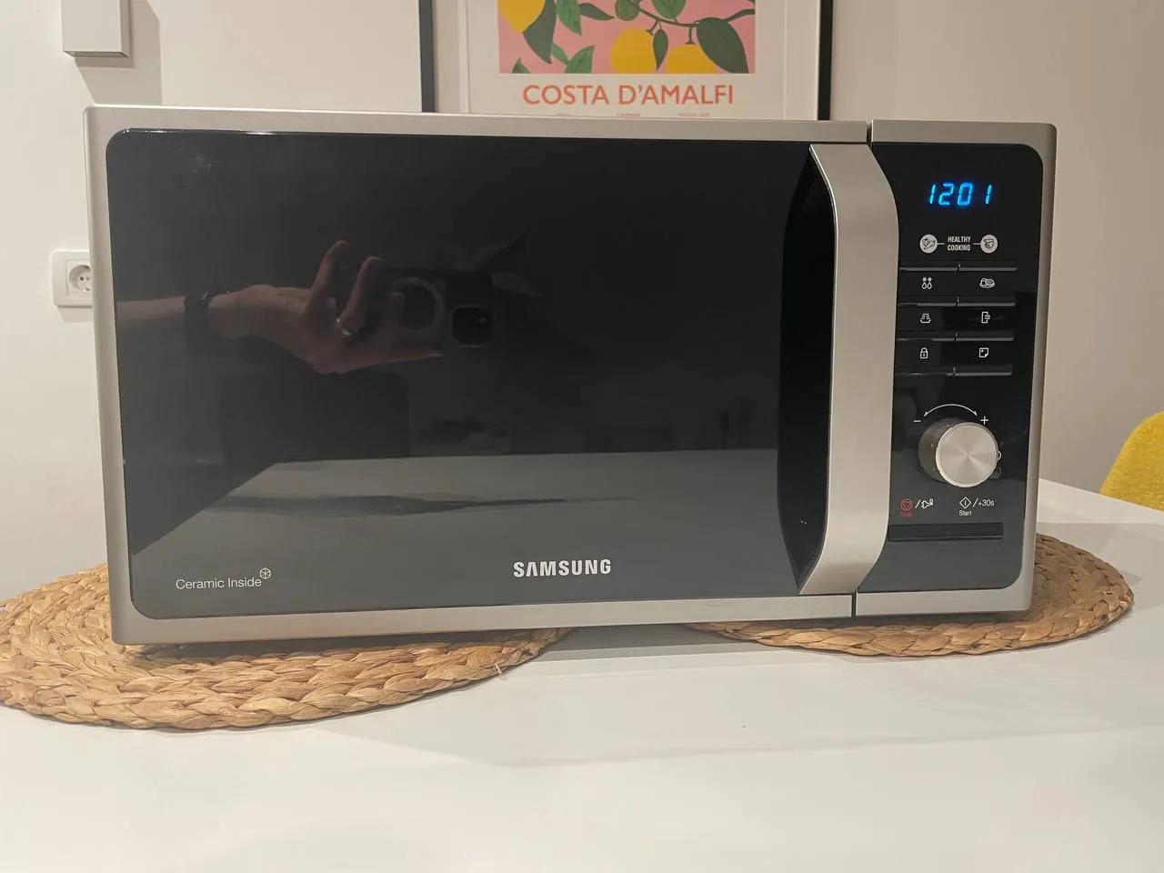 Микроволновая печь Samsung MS23F301TAS