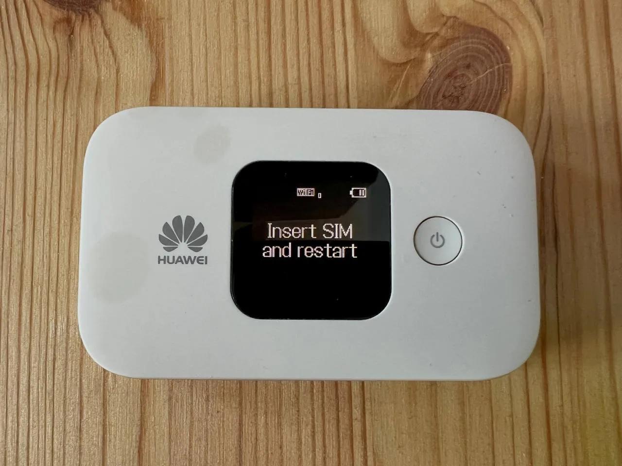 Роутер Wi-Fi Huawei E5577 и наушники 3.5 мм Белград