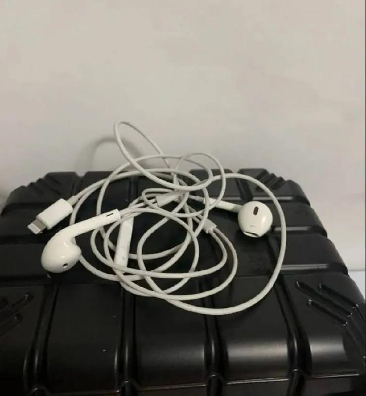 Проводные наушники Apple EarPods Lightning Нови-Сад