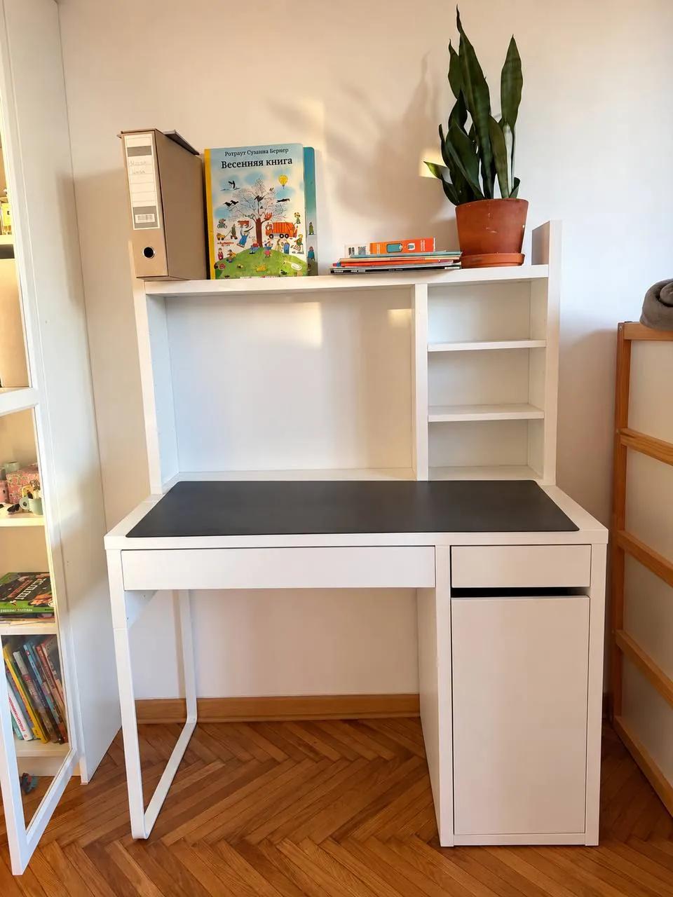 Письменный стол IKEA MICKE с надстройкой