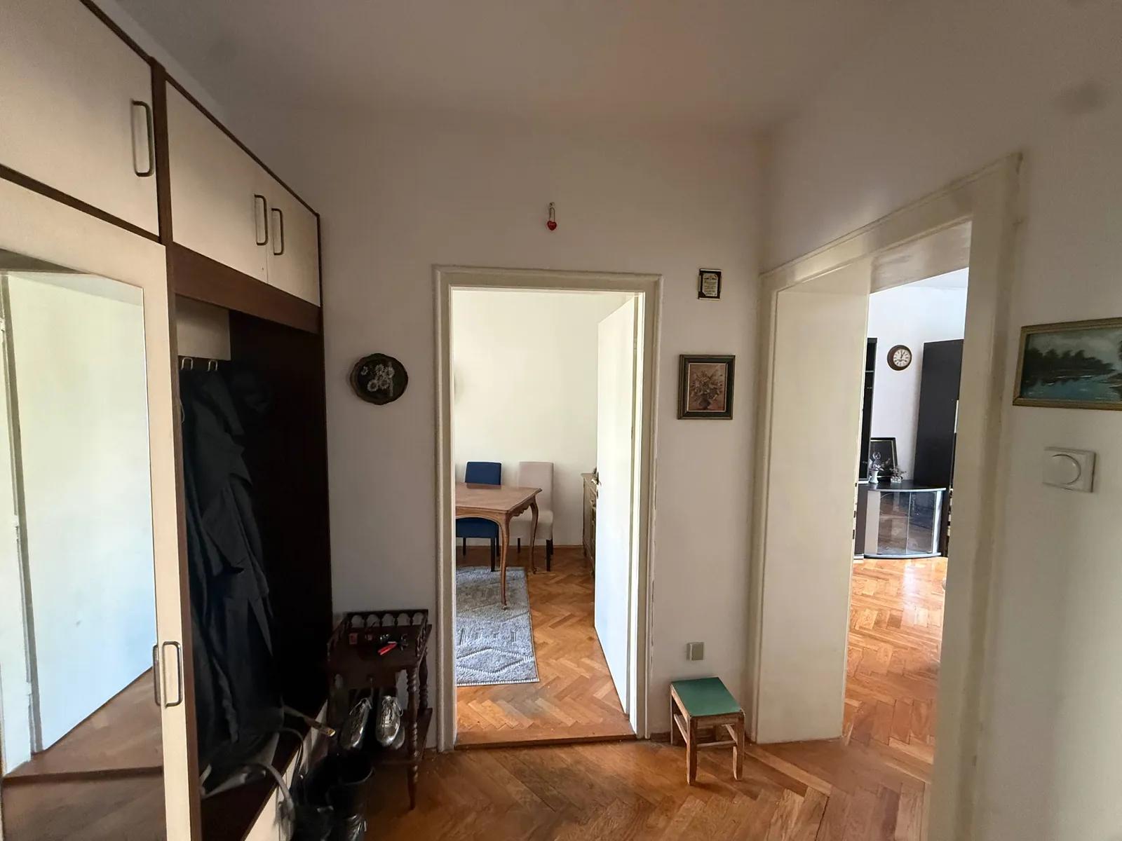 Комната с балконом у Ташмайдана, Таковская улица