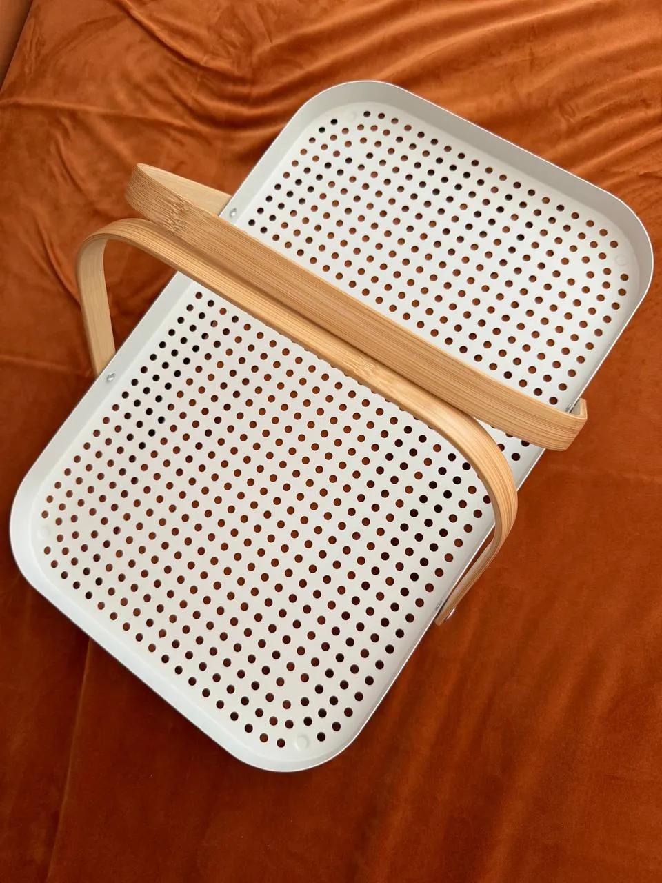 Поднос IKEA Grönfisk 46x30 и книга Последнее лето