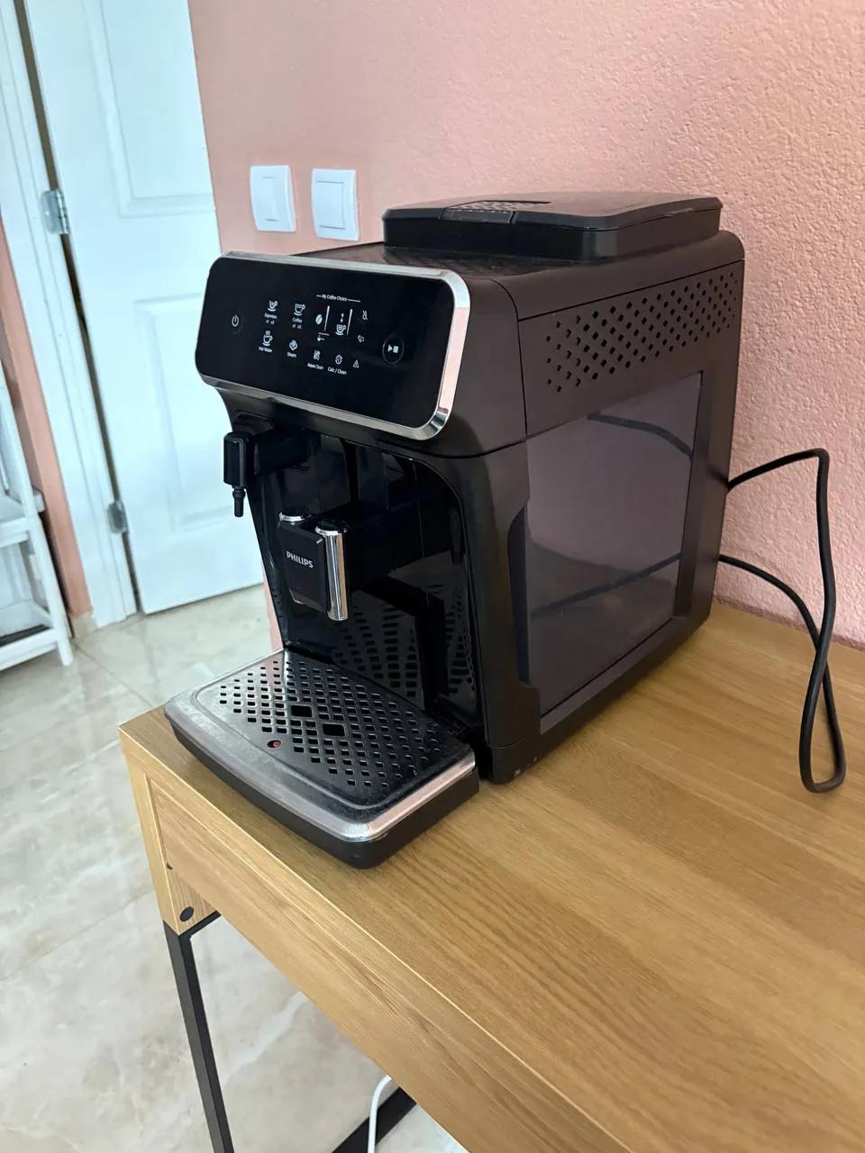 Кофемашина DeLonghi с кофемолкой обслуженная Белград