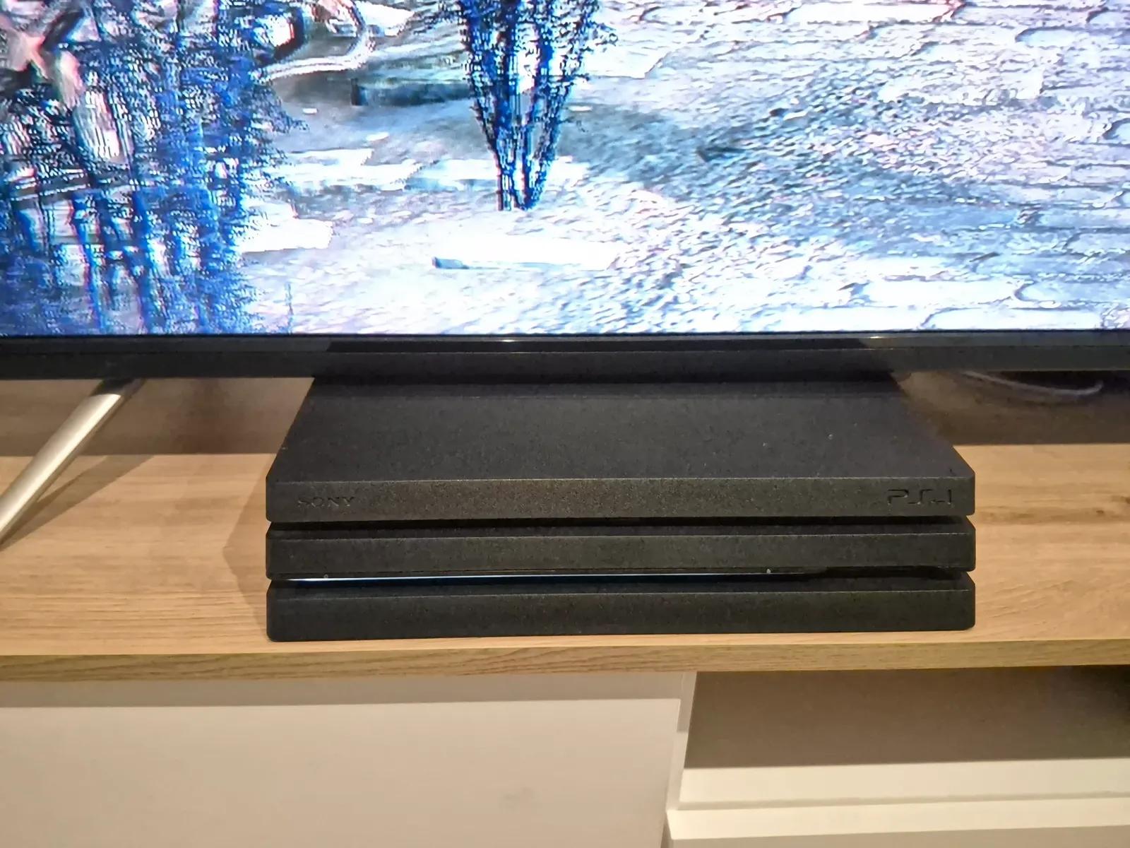 PlayStation 4 Pro 1 ТБ два джойстика