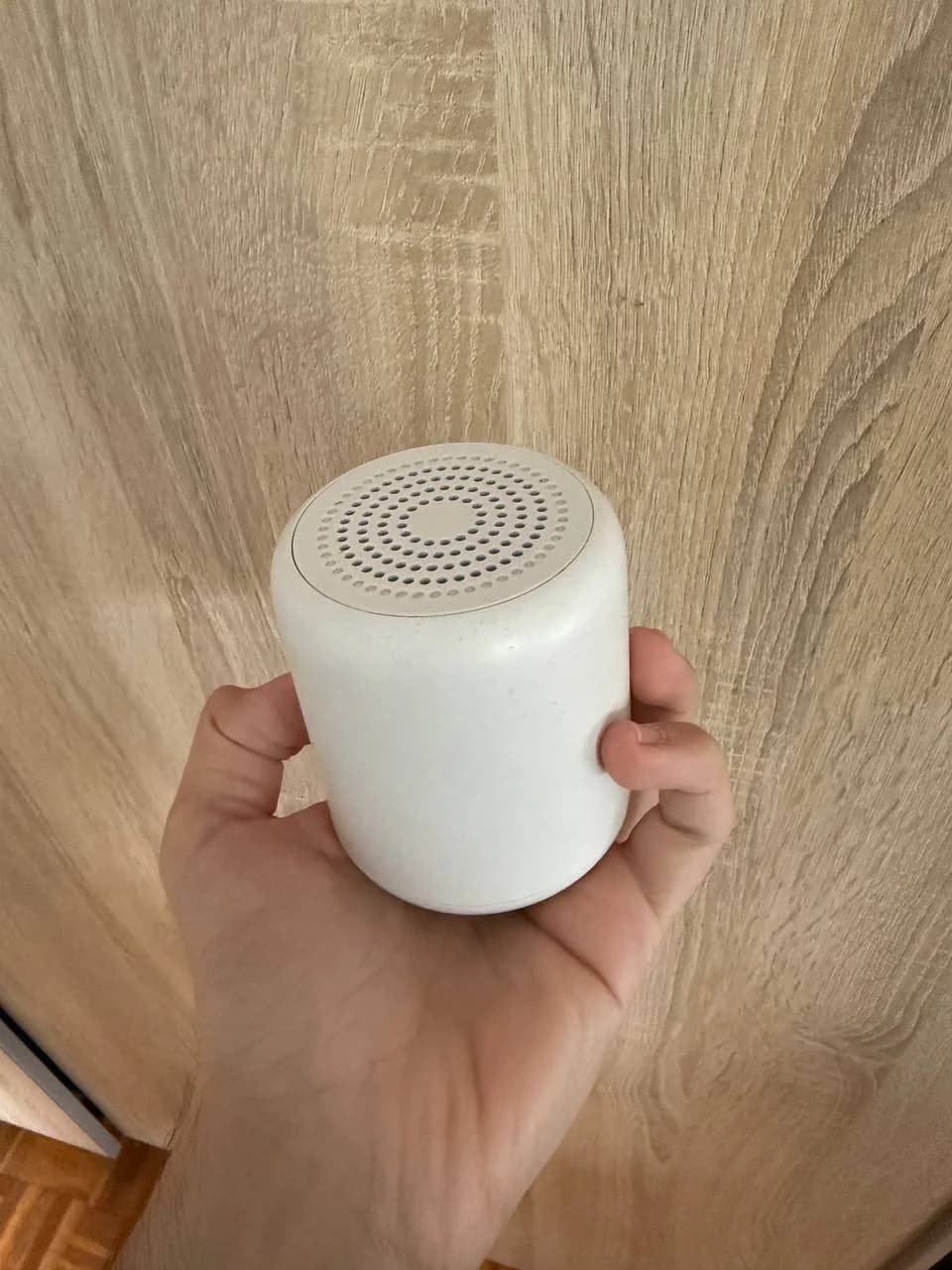 Минималистичная белая Bluetooth-колонка
