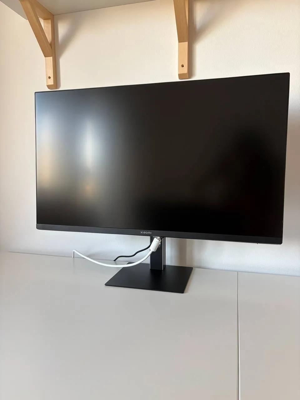 Мониторы Xiaomi 27 дюймов IPS и AOC 27 дюймов 4K OLED б/у Нови-Сад