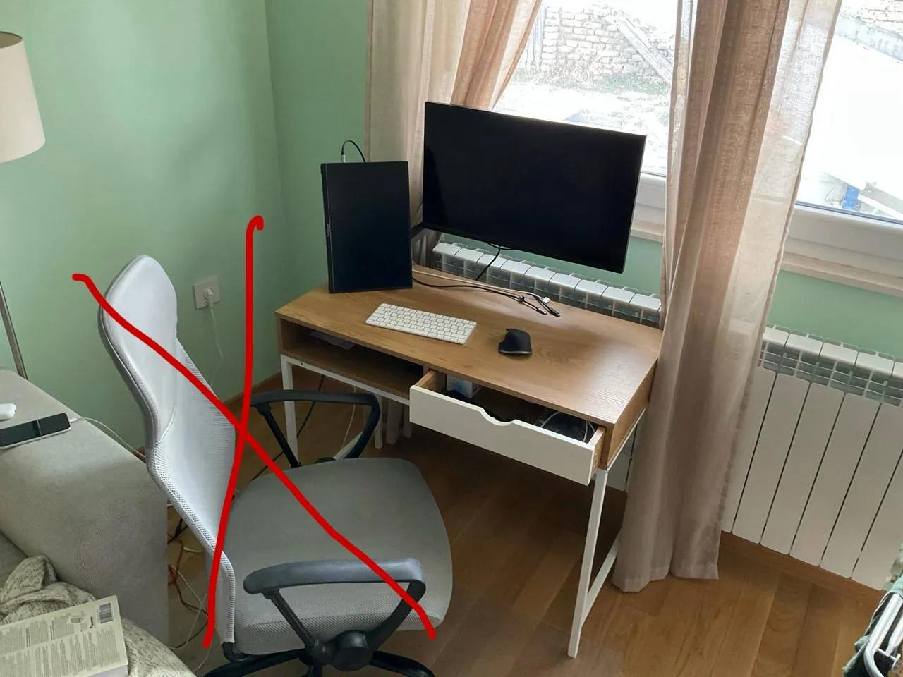 Стол JYSK TRAPPEDAL с белыми акцентами