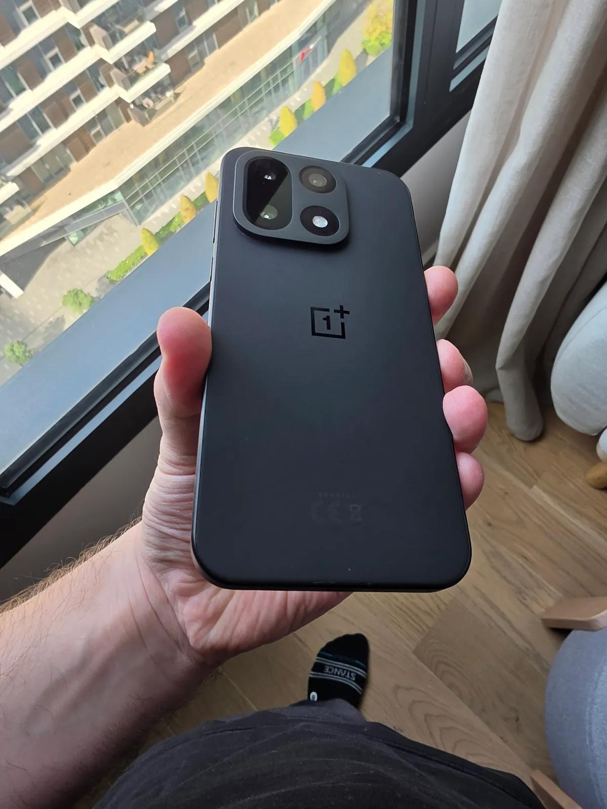 Смартфон OnePlus 15 16/512 ГБ в идеальном состоянии