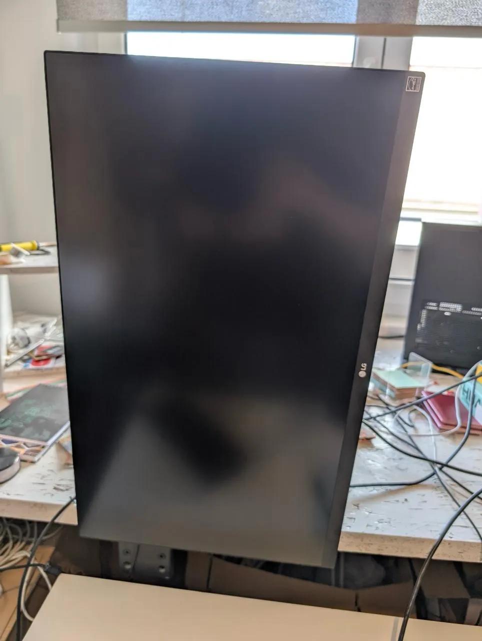 Монитор LG 27UN880P-B 4K с поворотной стойкой Нови-Сад