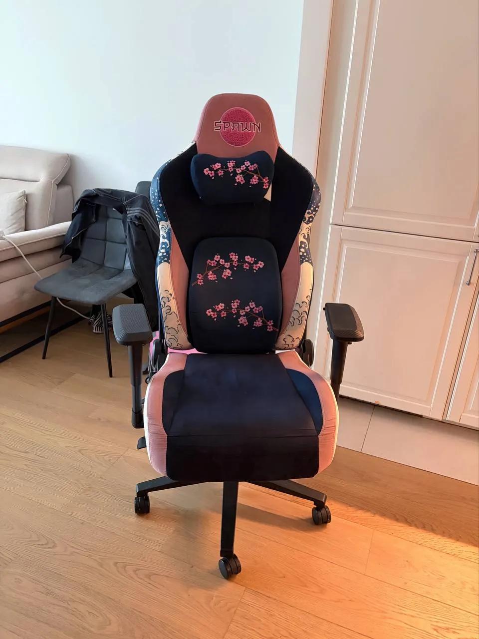 Компьютерное кресло и зеркало