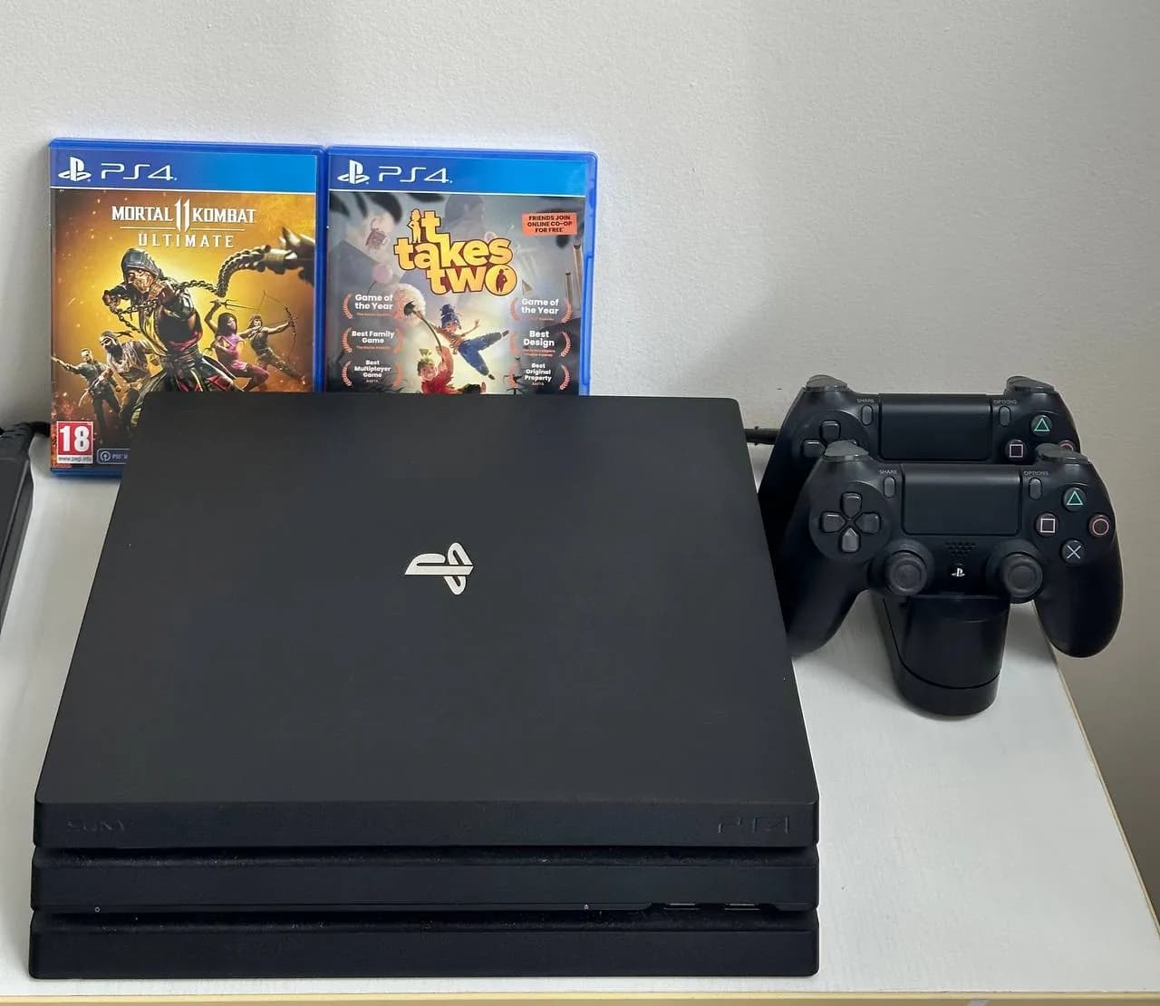 PlayStation 4 Pro 1TB 2 геймпада игры 200€