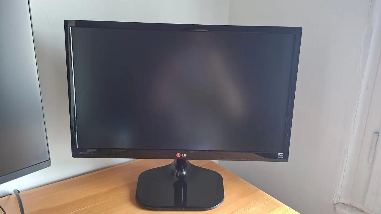 Монитор LG 23MP55 и клавиатура ASUS ROG