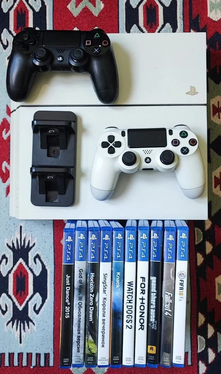 PlayStation 4 с двумя геймпадами