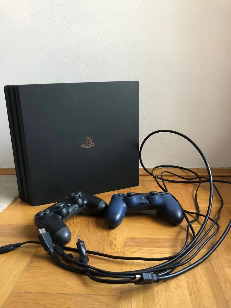 PlayStation 4 Pro 1TB два геймпада и игры