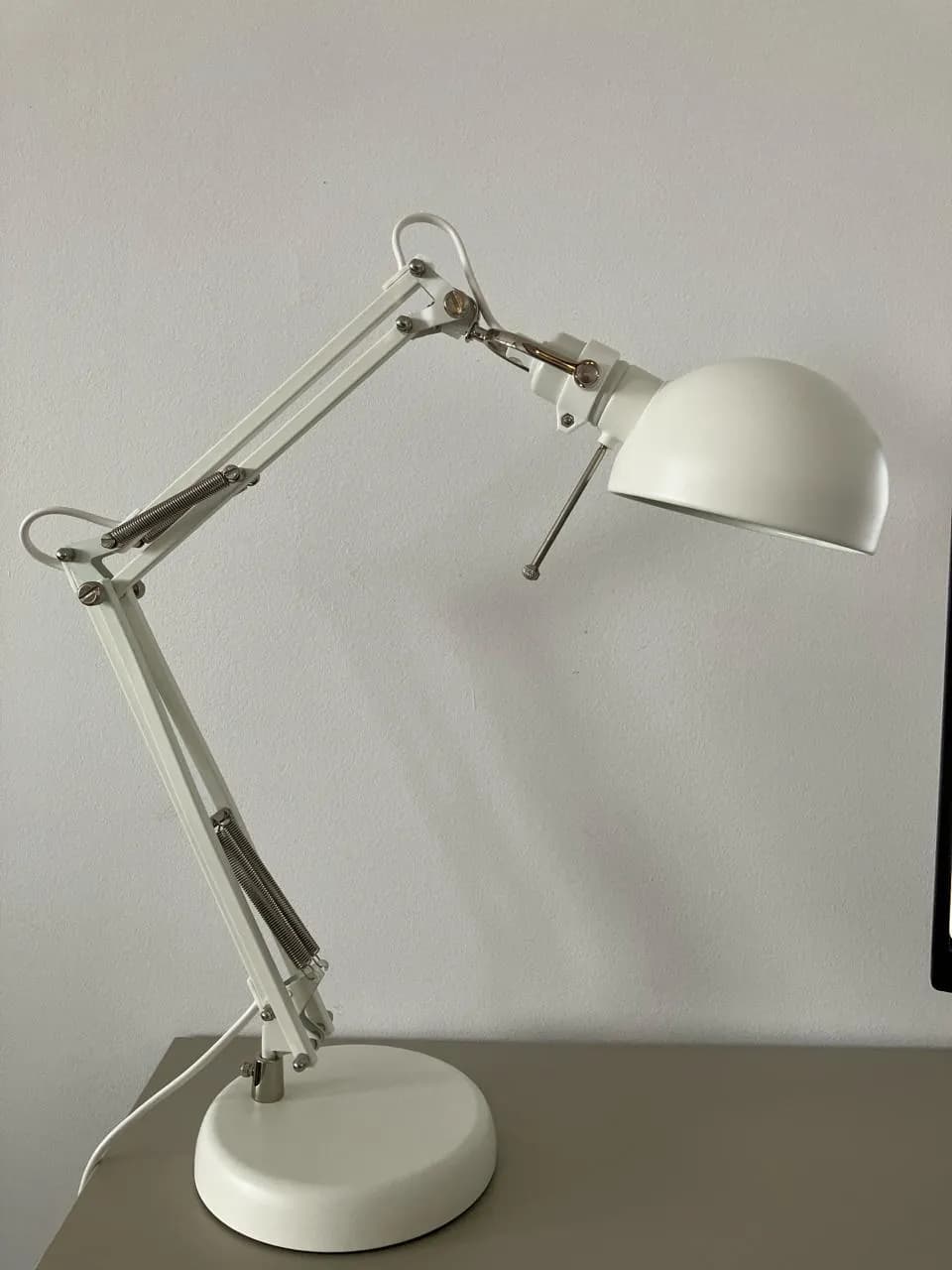 Настольная лампа IKEA FORSÅ белая