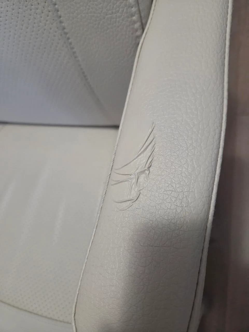 Кресло IKEA MILLBERGET белый кожзам