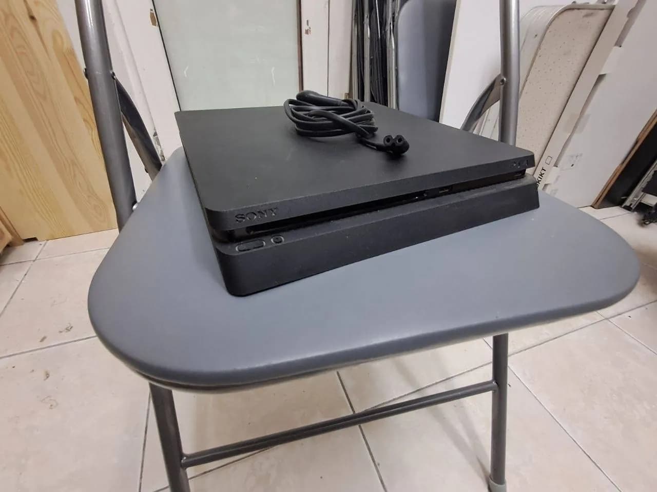 PS4 PRO и PS4 Slim с контроллерами