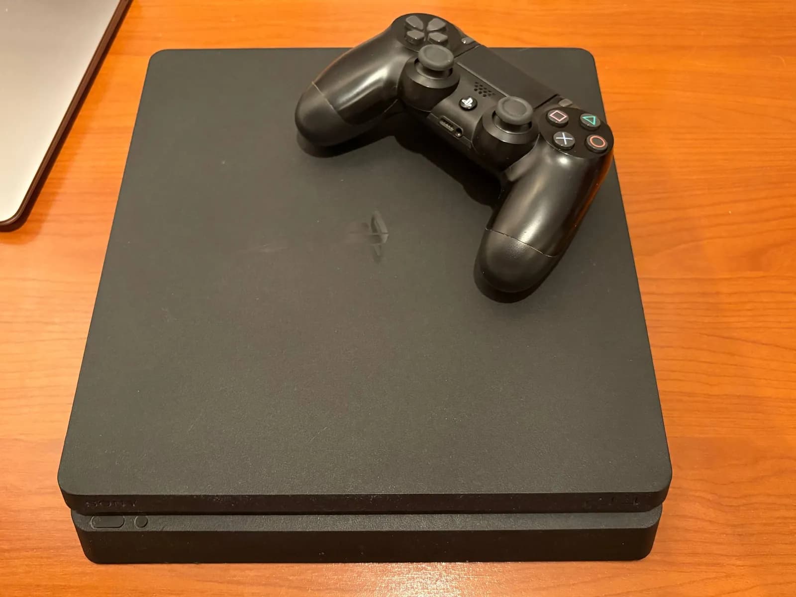 PlayStation 4 Slim 500 ГБ два геймпада