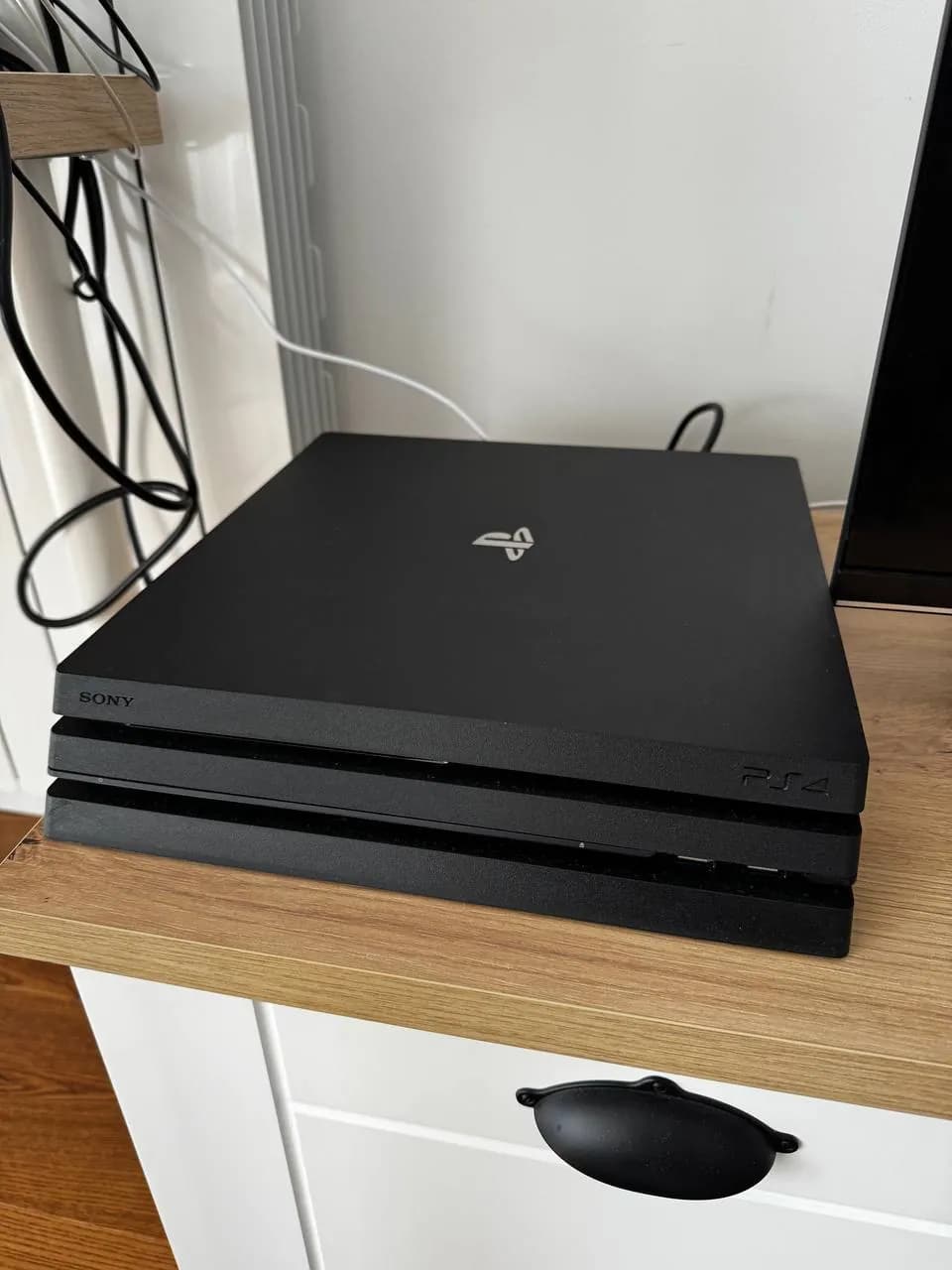 PlayStation 4 Pro 1TB с двумя джойстиками