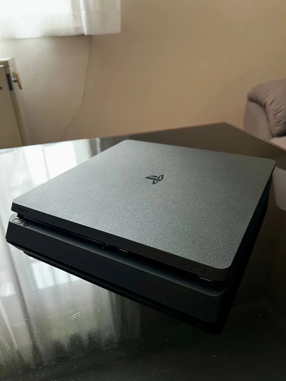 PS4 Slim 500GB два геймпада и 6 игр 200 EUR