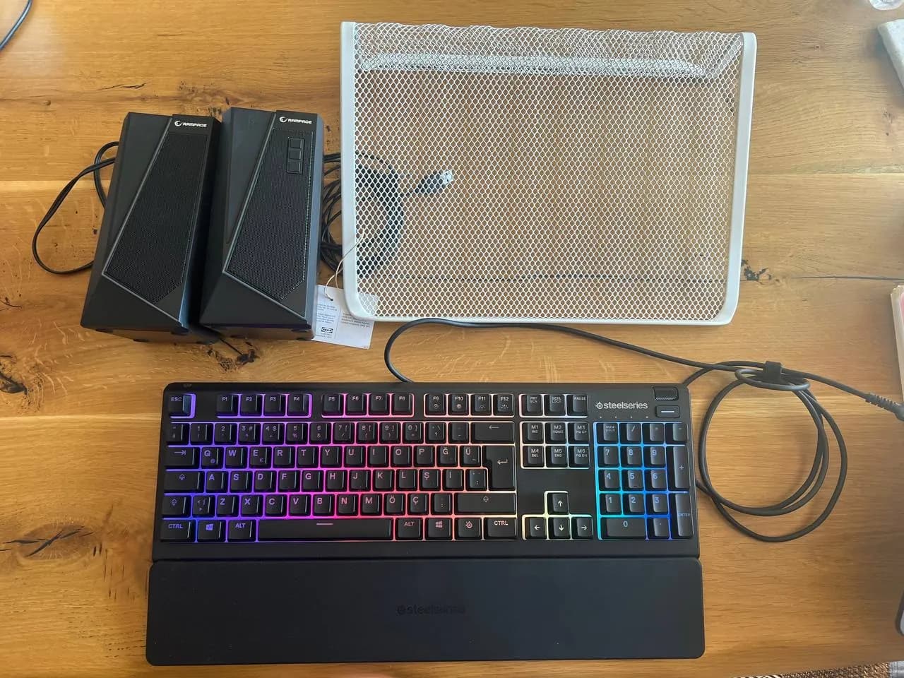 Клавиатура SteelSeries, пылесос и колонки