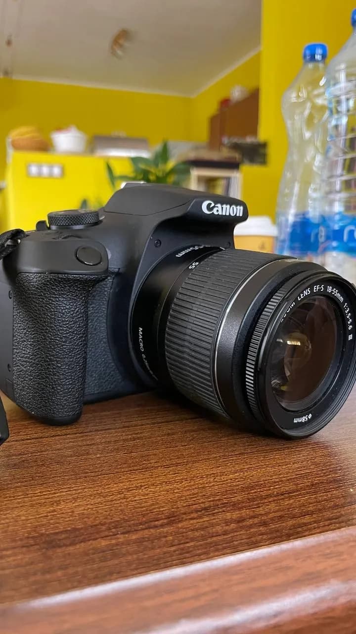 Фотоаппарат Canon EOS 2000D с объективом