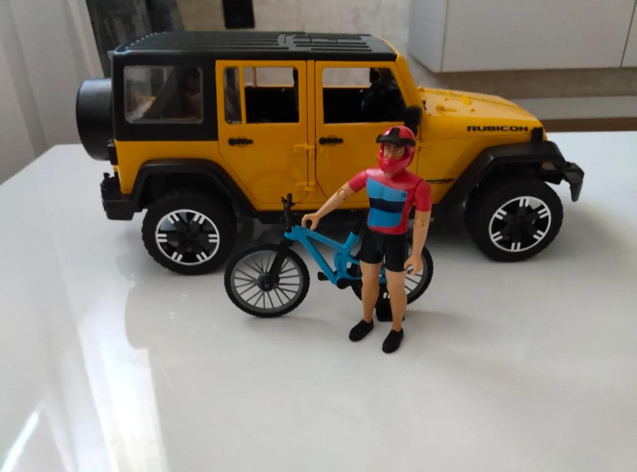 Игрушечная машина Bruder с велосипедистом