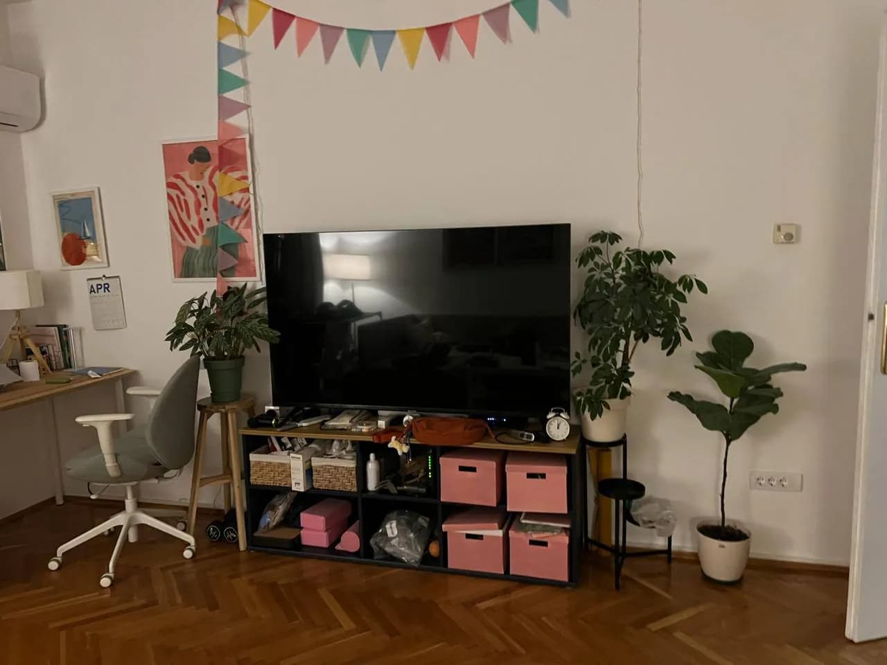Телевизор Samsung 65 4K и тумба IKEA