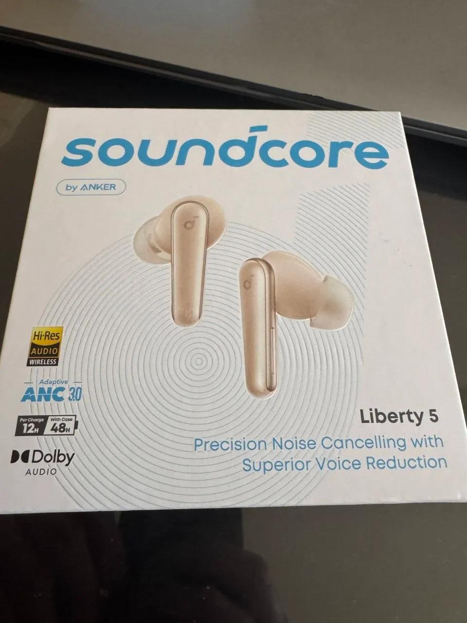 AirPods 4 и Soundcore Liberty 5