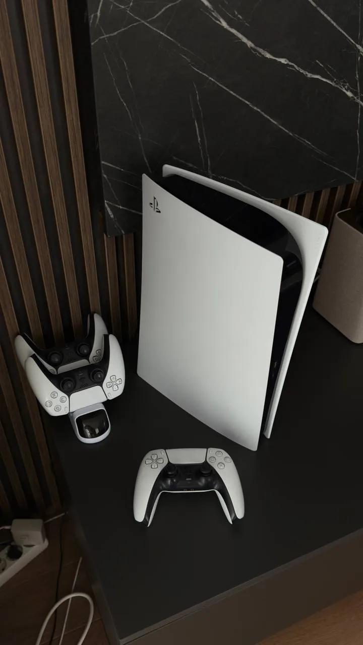 PlayStation 5 + 3 контроллера + зарядная станция