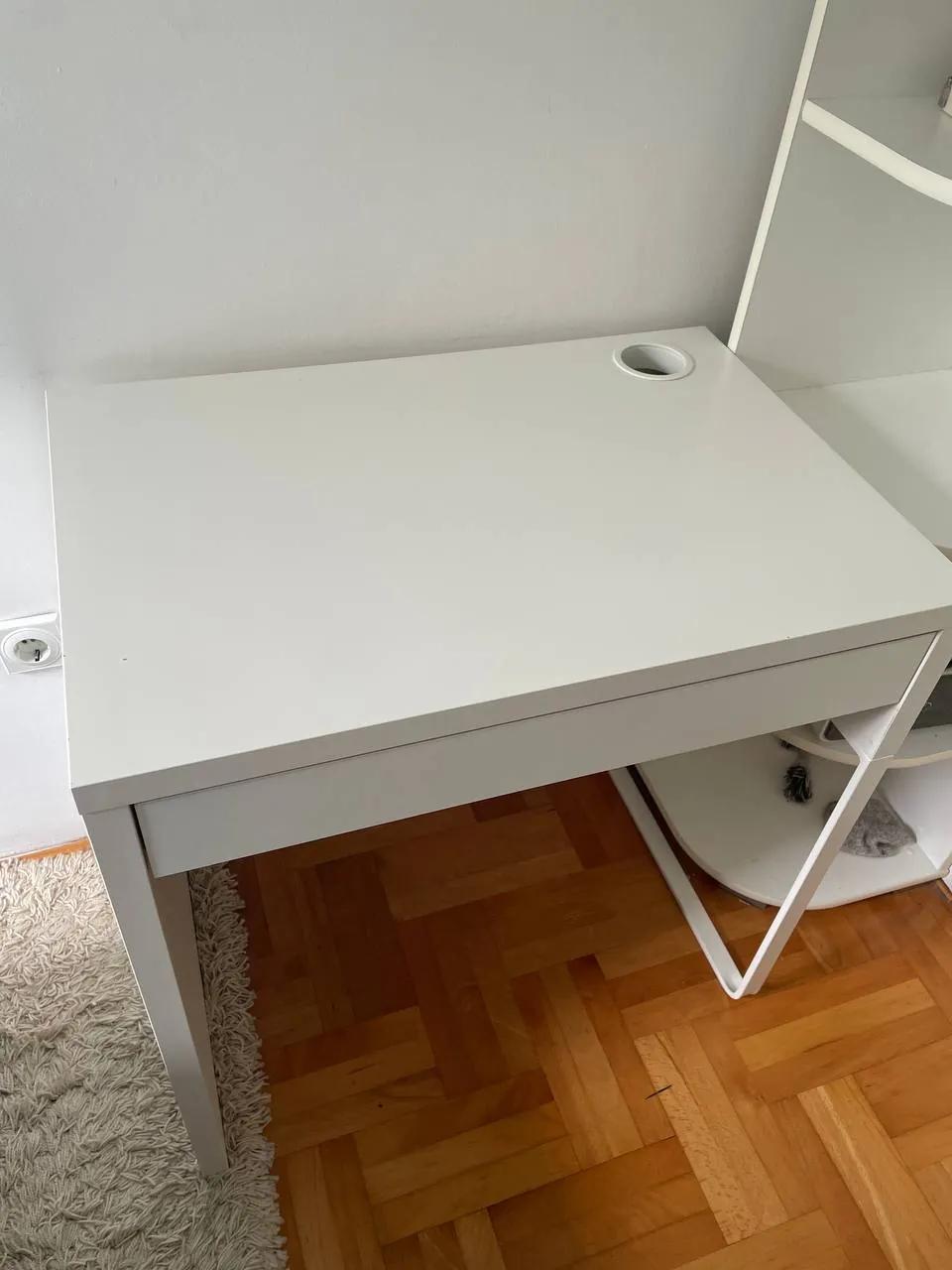 Стол IKEA MICKE и стул IKEA HUVUDSPELARE