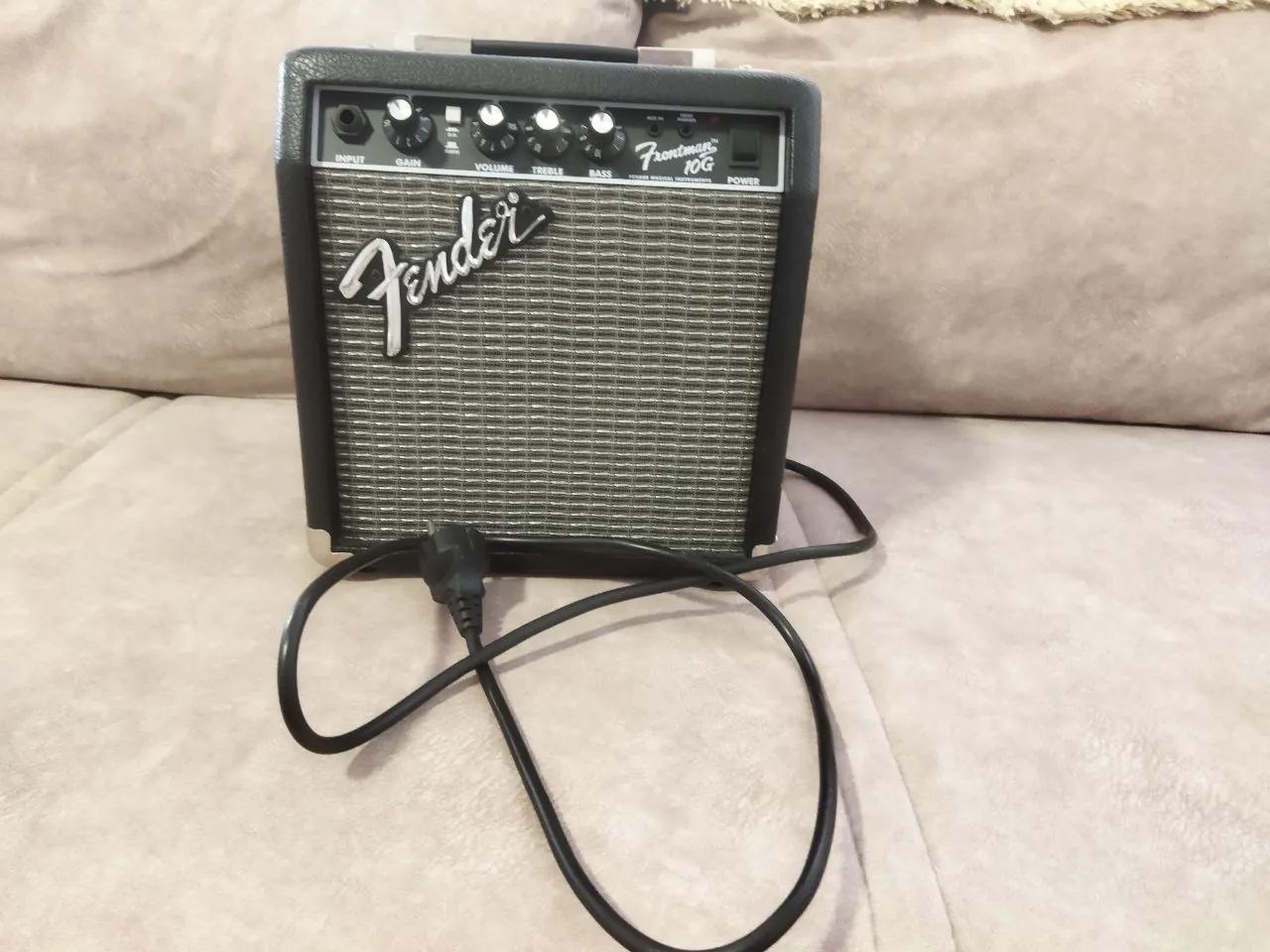 Гитарный усилитель Fender и пюпитр