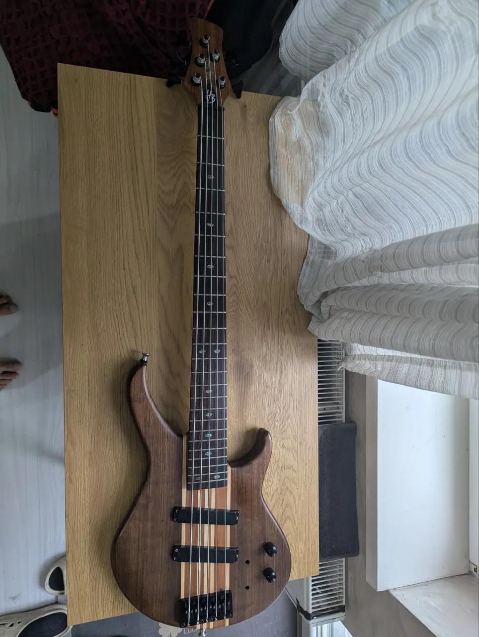 Музыкальные инструменты: бас Ibanez MIDI-клавиатура диджериду
