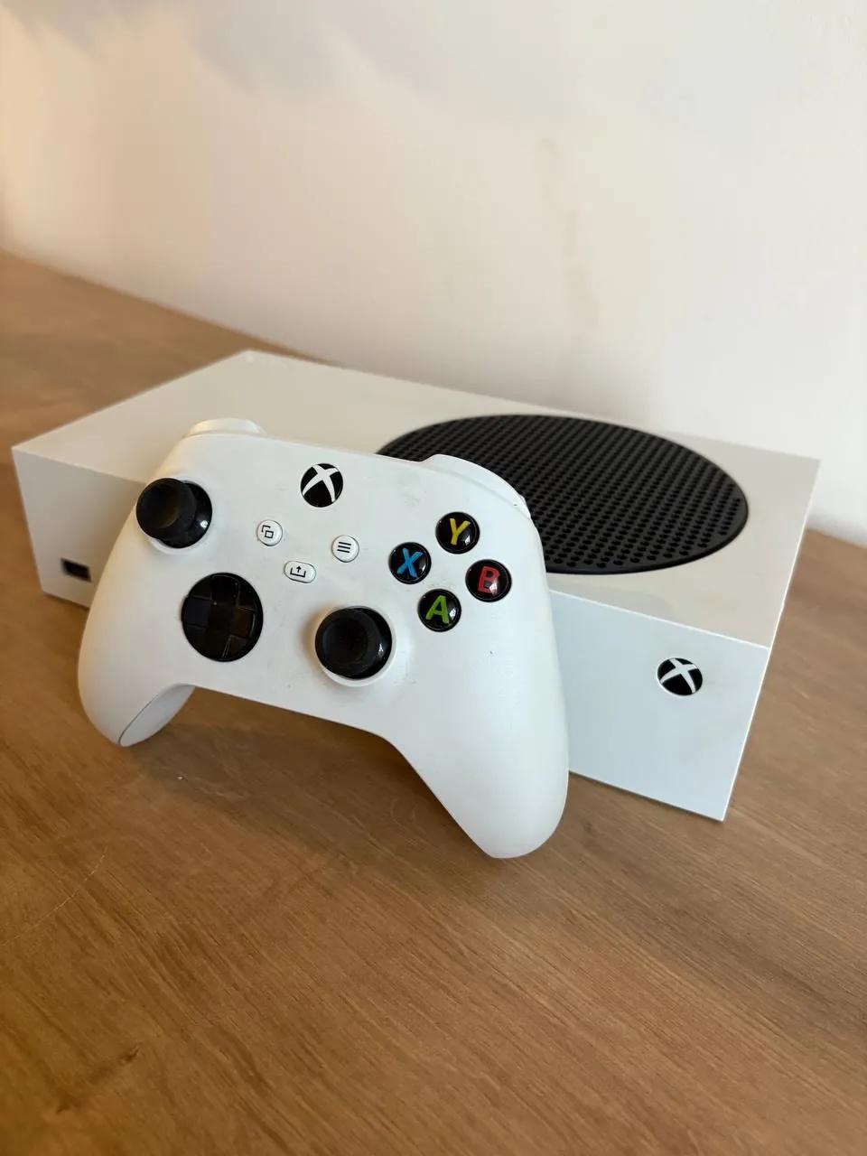 Xbox Series S с двумя геймпадами