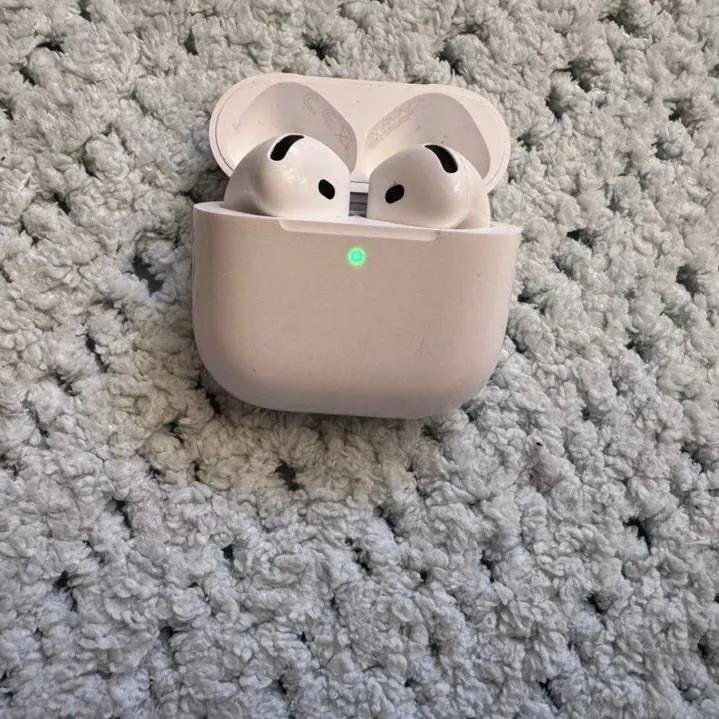 Наушники AirPods 4 отличное состояние