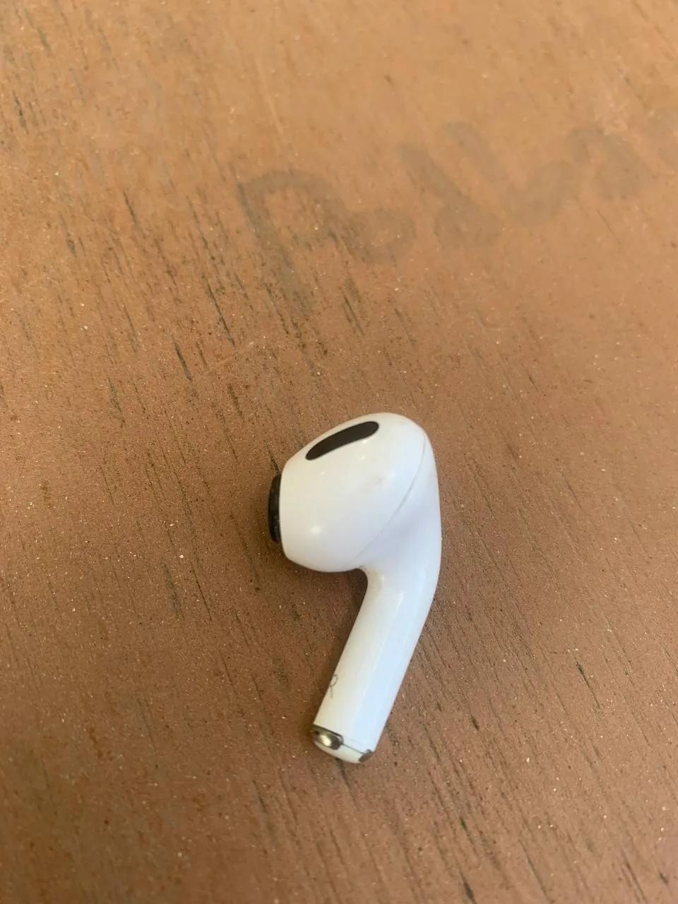 Найден правый AirPod на пляже