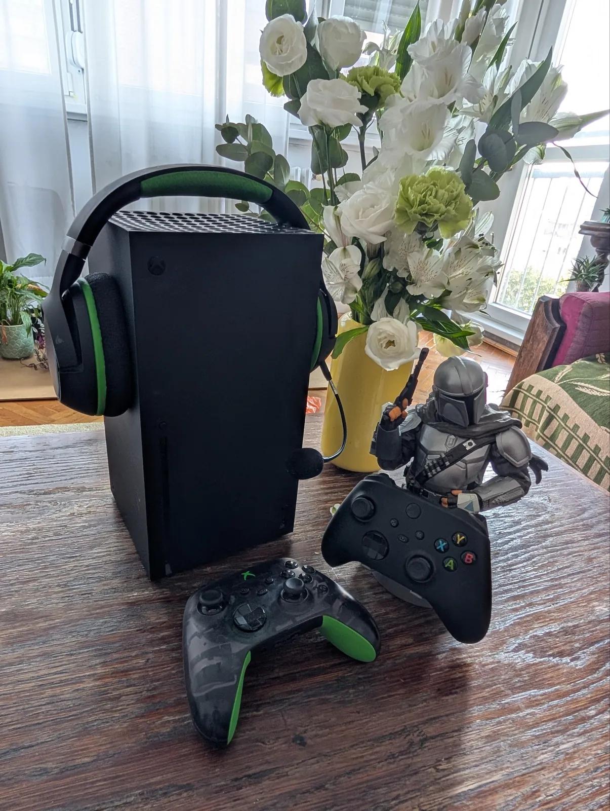 Xbox Series X 1TB с геймпадами и гарнитурой Razer