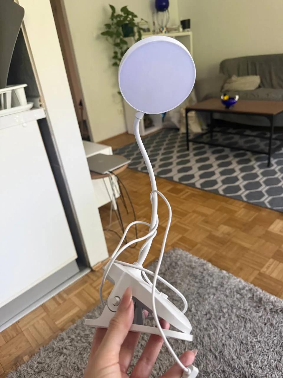 LED-лампа на гибкой ножке с прищепкой