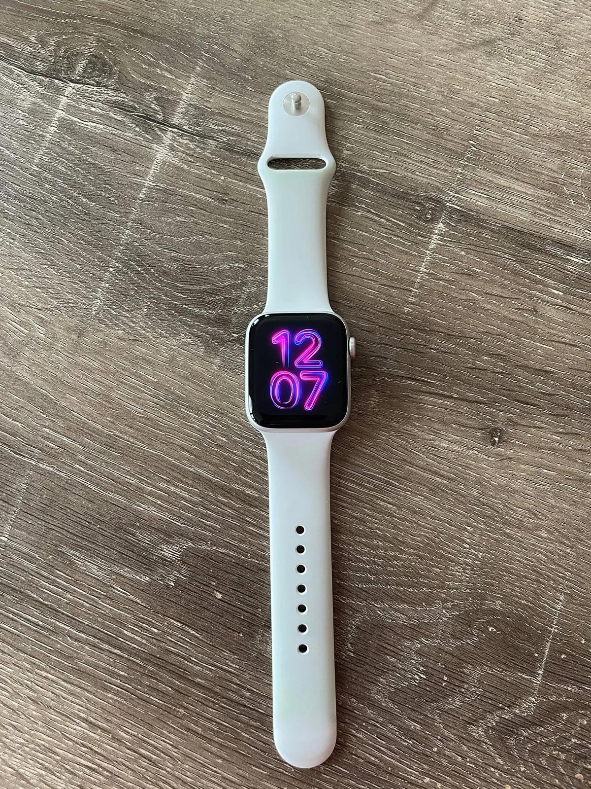 Apple Watch SE2 44mm с ремешком