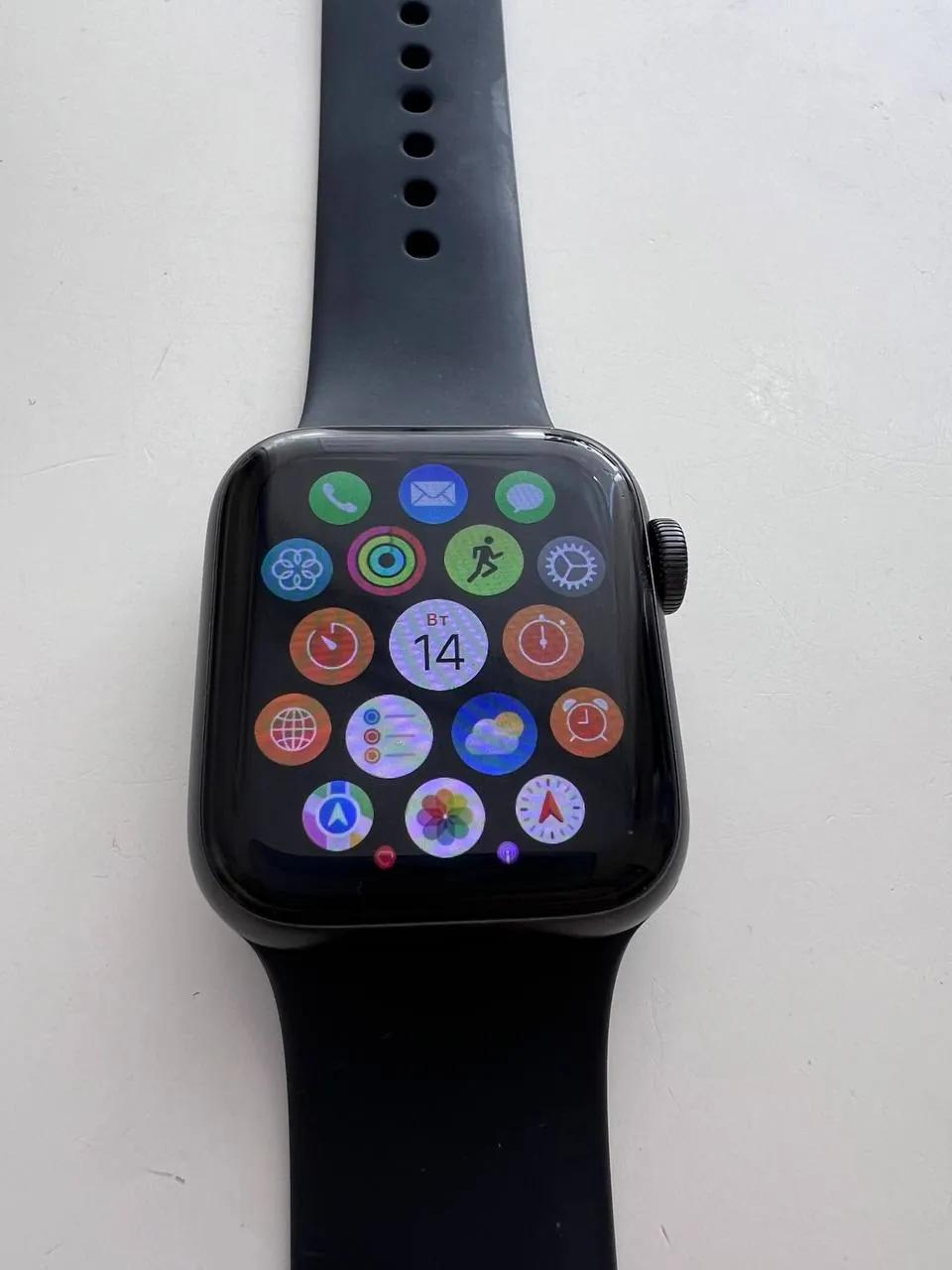 Apple Watch SE 40mm с двумя ремешками