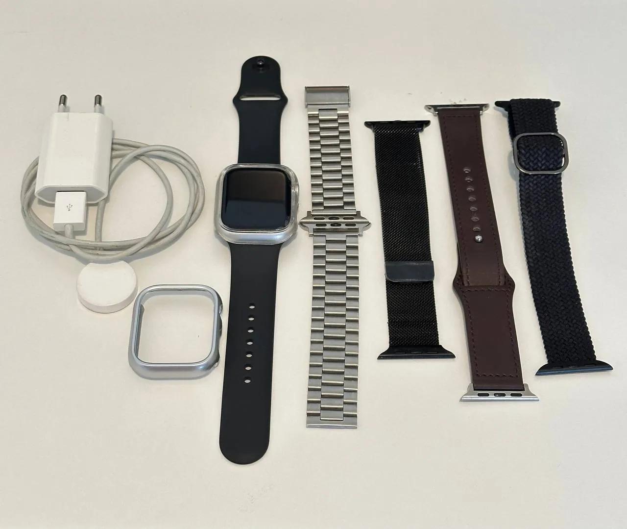 Apple Watch Series 7 45mm с ремешками и кейсами